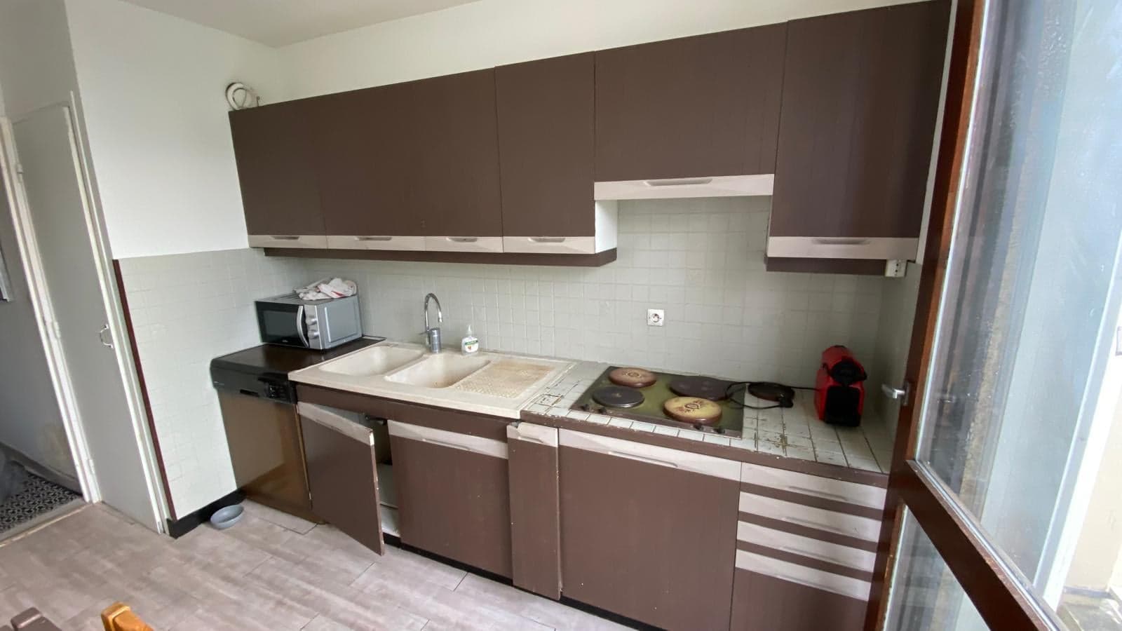 Pose de cuisine de distributeurs généralistes — avant travaux