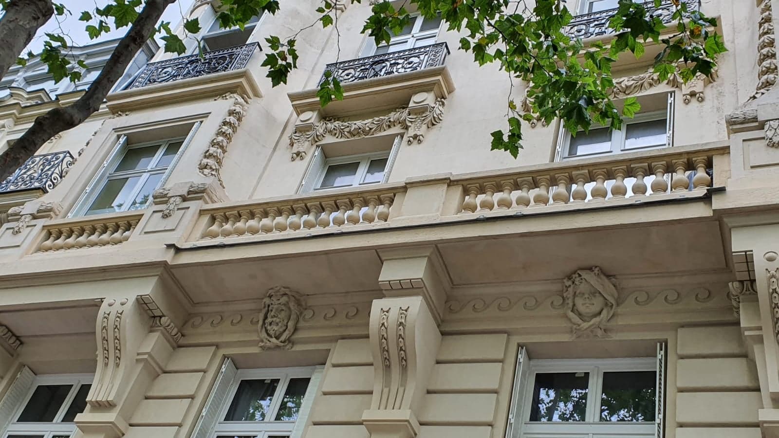 Ravalement Pierre d'une façade parisienne au 86 boulevard Malesherbes