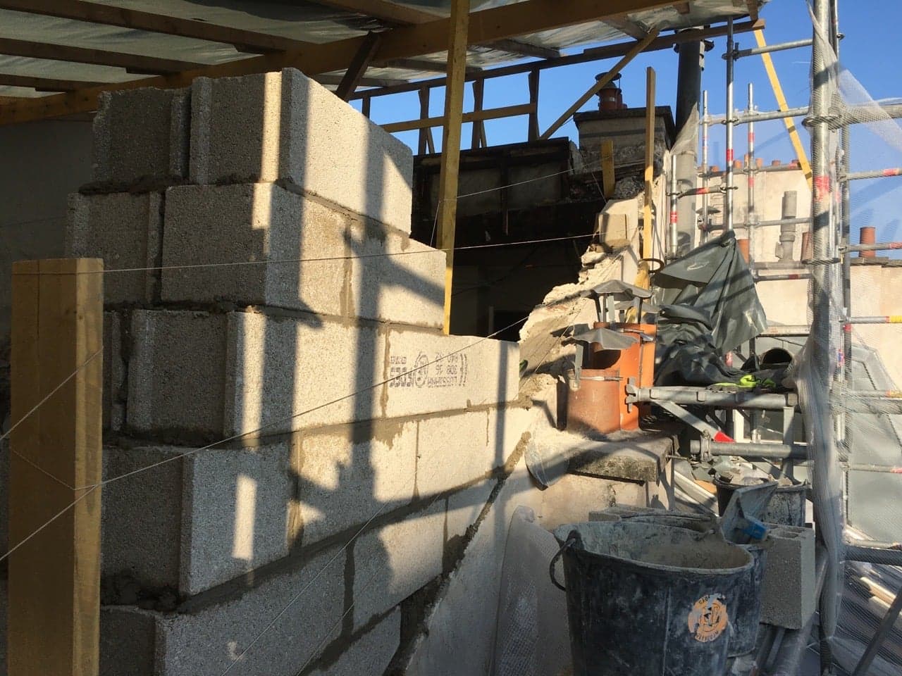 Modification de la toiture d'un immeuble parisien — chantier en cours