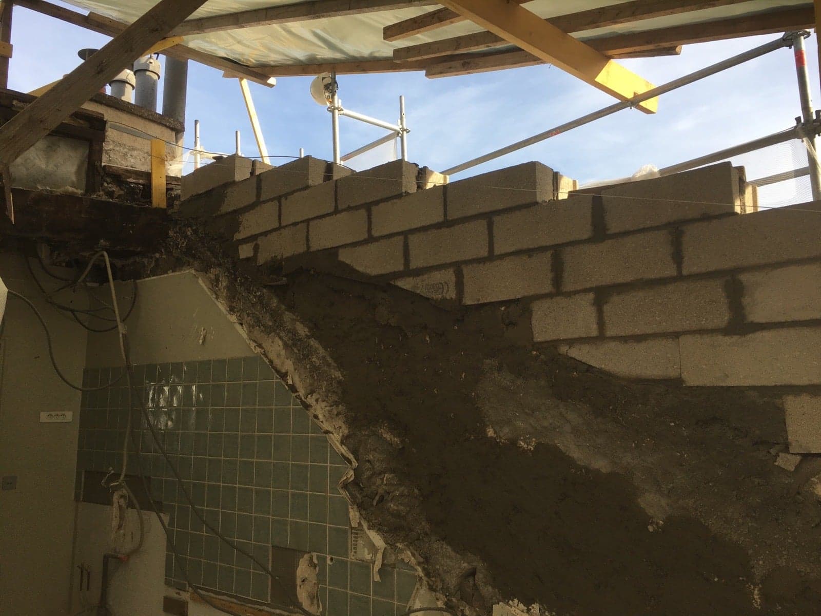 Modification de la toiture d'un immeuble parisien — chantier en cours