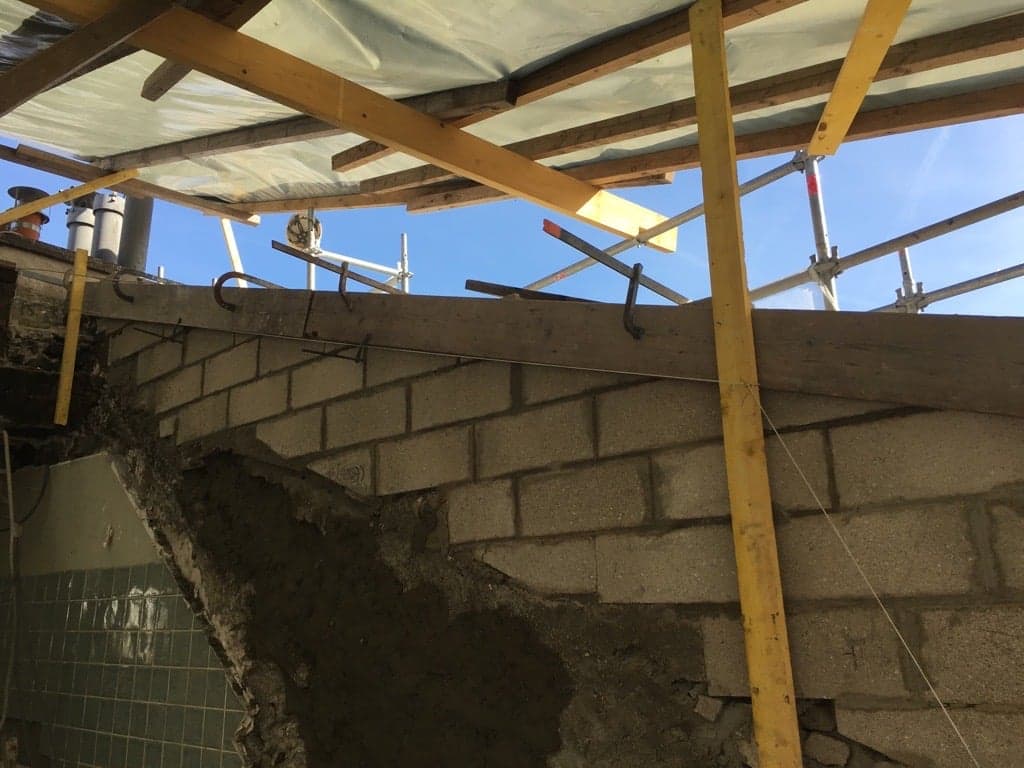 Modification de la toiture d'un immeuble parisien — chantier en cours