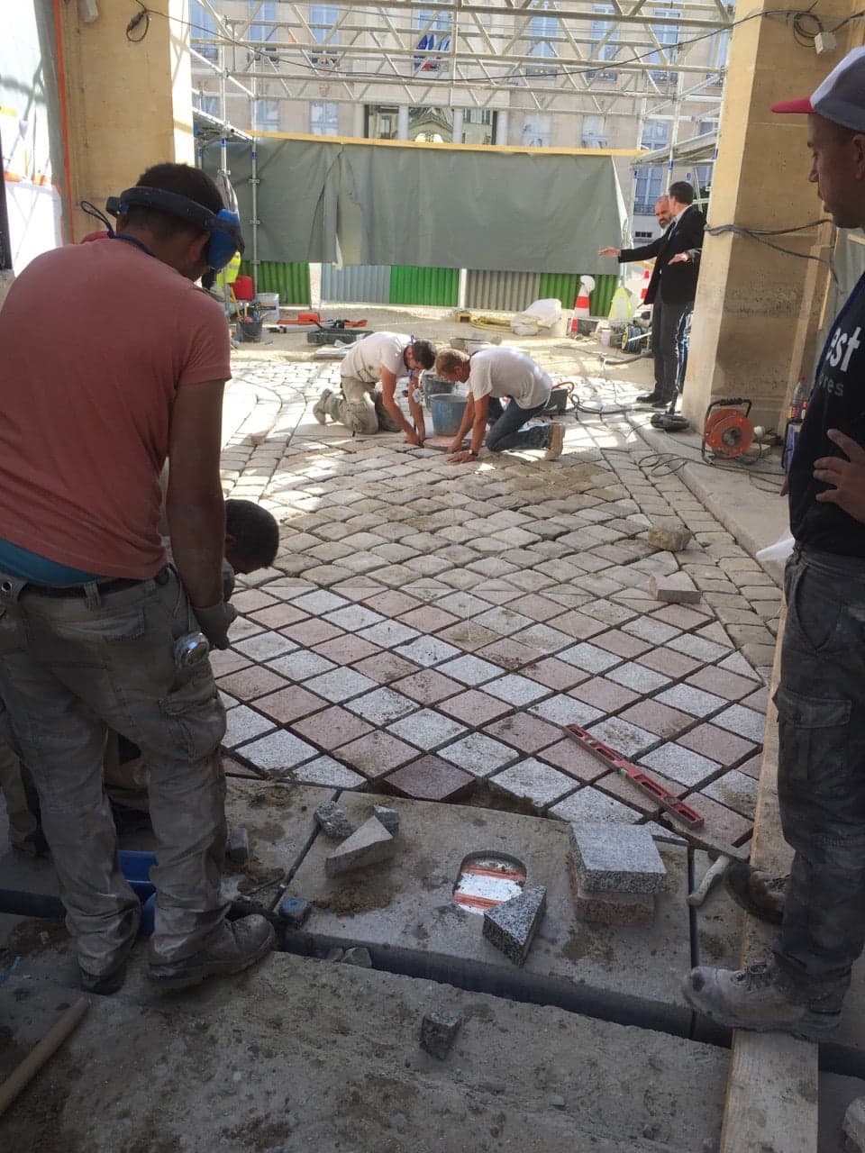 Restauration du portail d'honneur du Palais de l'Élysée — chantier en cours