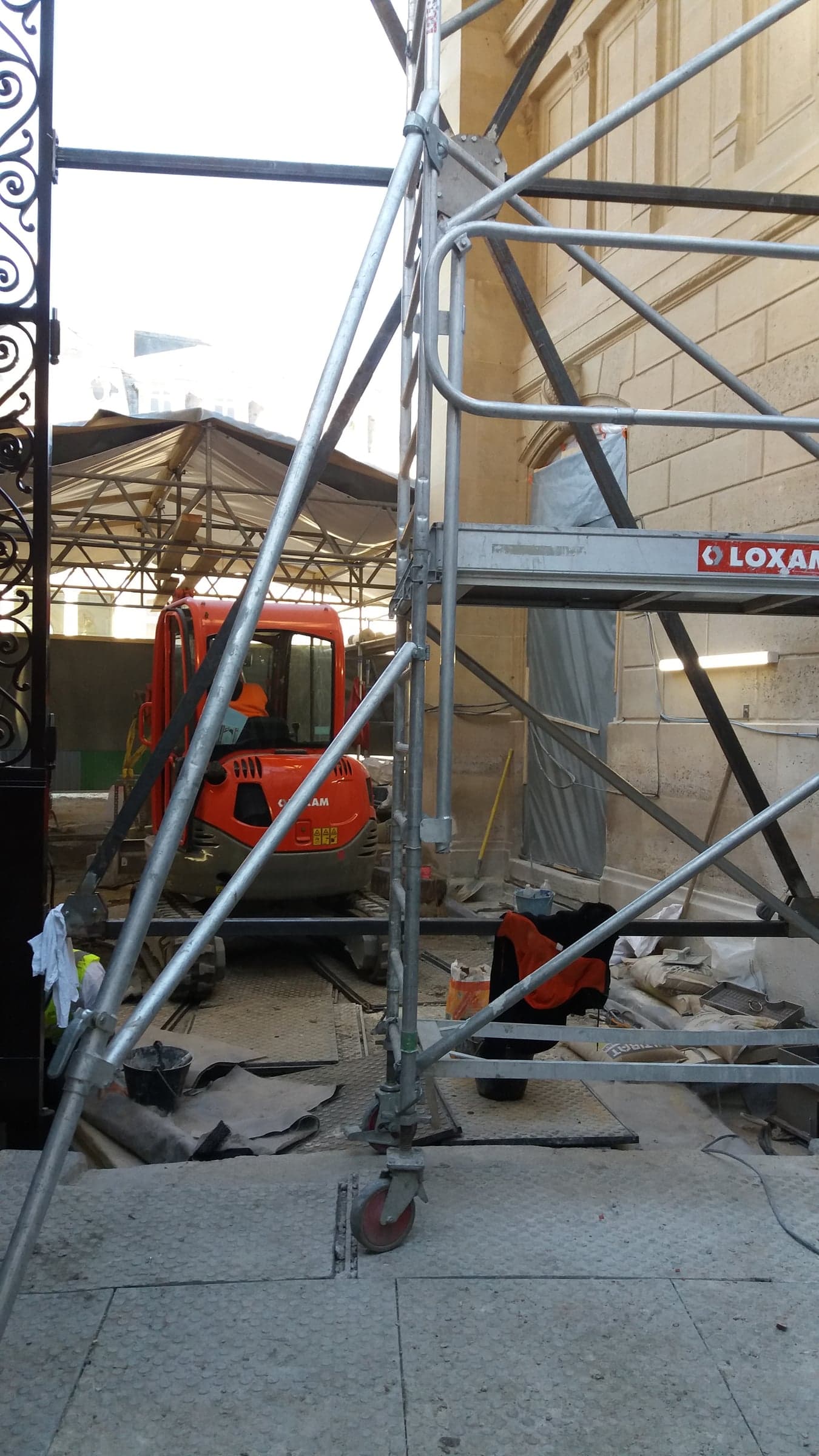 Restauration du portail d'honneur du Palais de l'Élysée — chantier en cours