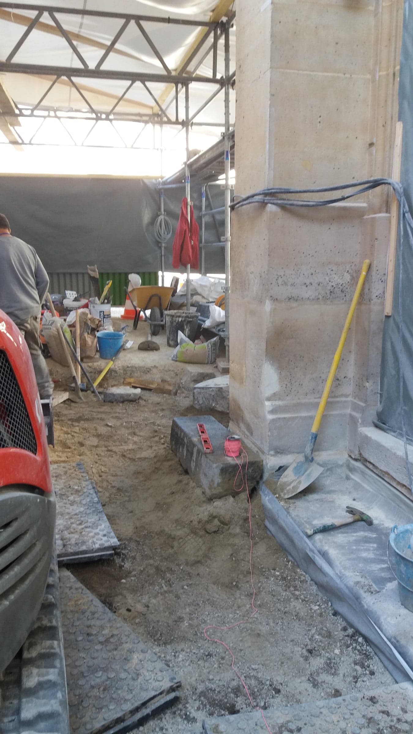Restauration du portail d'honneur du Palais de l'Élysée — chantier en cours