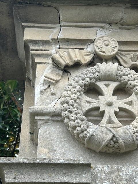 Restauration d'un monument funéraire — avant travaux