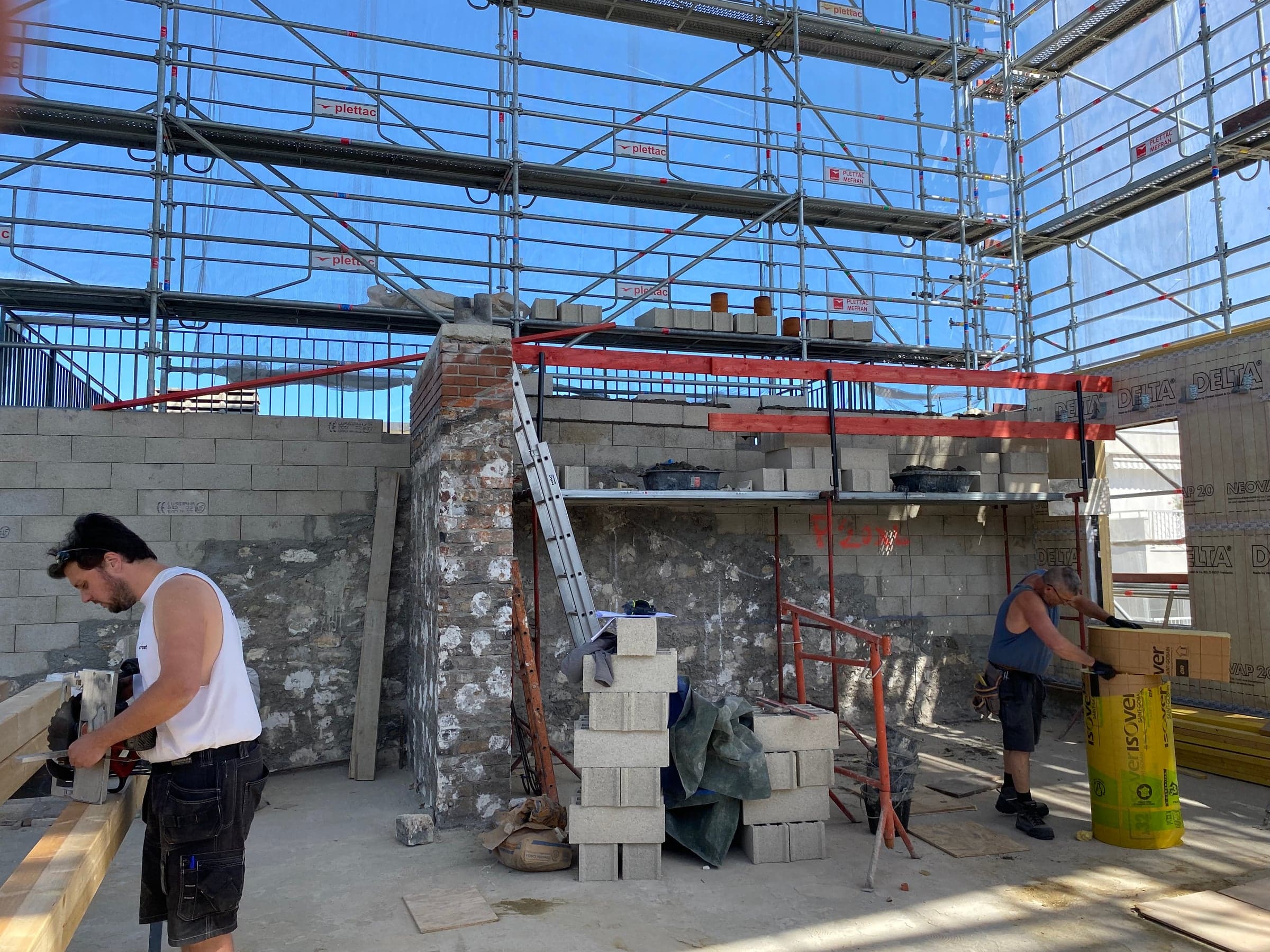 Modification de la toiture d'un immeuble parisien — chantier en cours
