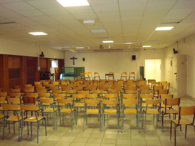 Rénovation de la salle polyvalente de l'institution Notre-Dame de Sainte-Croix à Neuilly — avant travaux