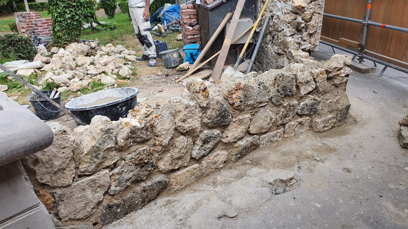 Reprise d'un mur de clôture en meulière — avant travaux